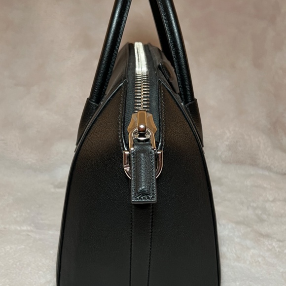 Givenchy Antigona Small Top Handle Bag in Grained Leather - Black - Picture 2 of 10